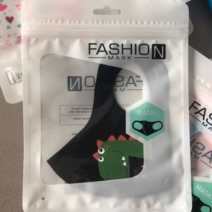 NWT CLASSIC PROTECTIVE FASHION FACE MASK !! KIDS